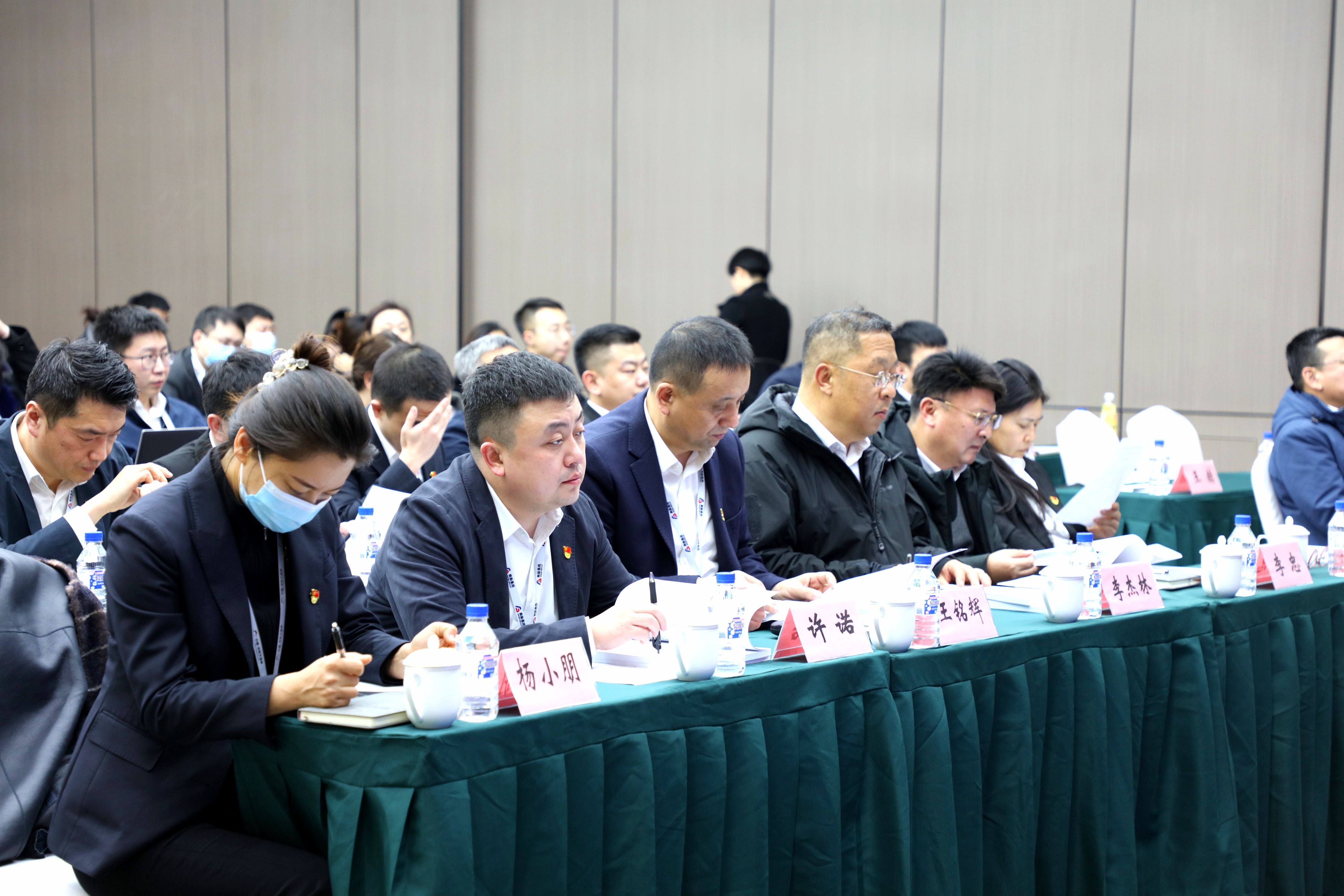 集團(tuán)舉行機(jī)關(guān)中層干部、借調(diào)和駐村干部2022年度述職測(cè)評(píng)會(huì)議